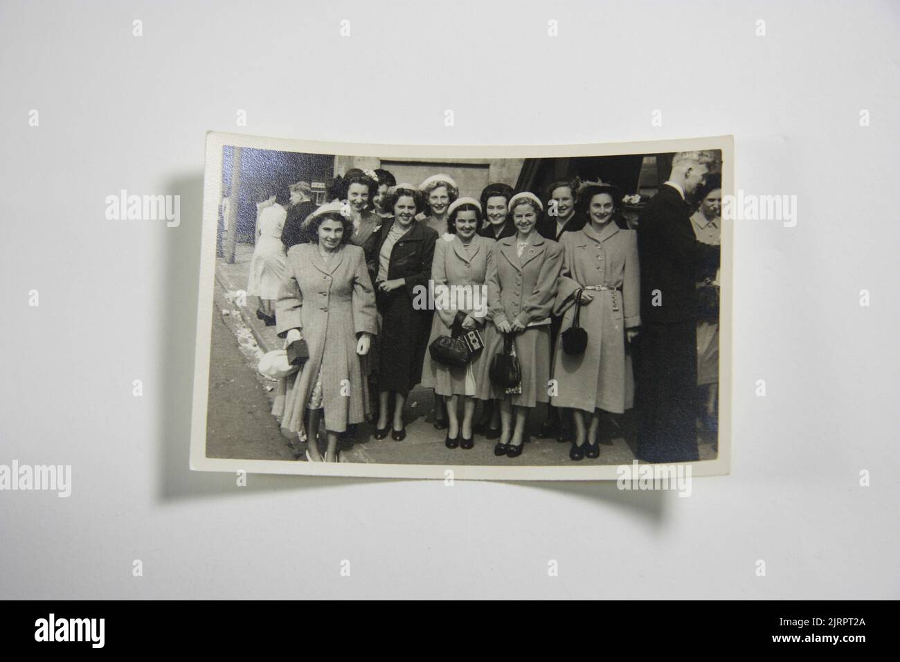 Fotografia di un gruppo di donne [probabilmente il personale di Mary Ruddock], circa 1940, di Leicagraph Studio (Wellington). Dono di Alison Williamson in memoria di Mary Ruddock, 2012. Foto Stock