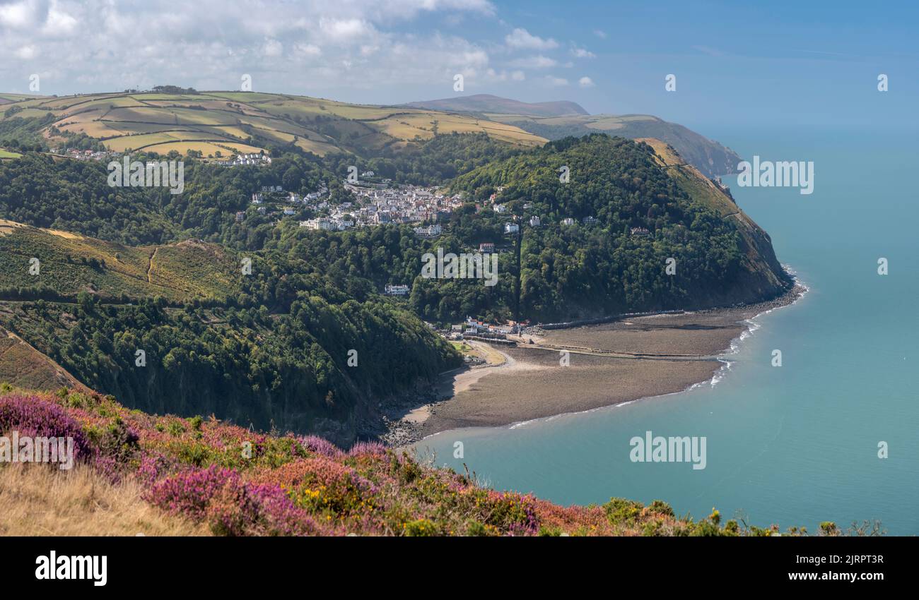 La vista dalla cima di Countisbury Hill sul bordo settentrionale di Exmoor, guardando verso Lynton e Lynmouth nel Devon settentrionale, Inghilterra. Il villaggio di Foto Stock