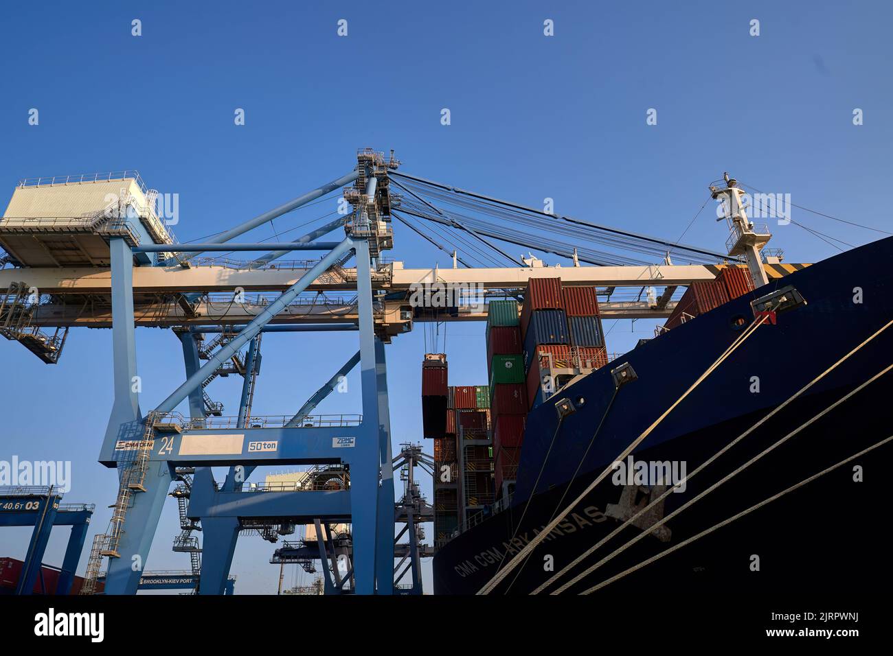 porto industriale con contenitori. Nave container al terminal del porto marittimo Foto Stock