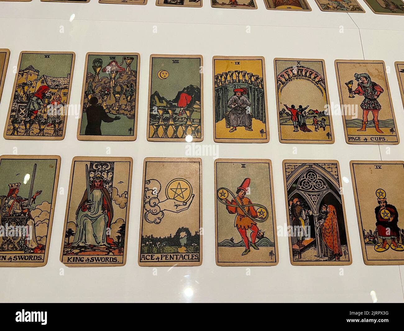 Rider-Waite-Smith Tarot Deck, 1909 (stampato c.. 1920-30) carte Tarocchi. Di Pamela Colman Smith. Nel 1909, Pamela Colman Smith fu incaricata di progettare un set di settantotto carte tarocchi da A. E. Waite, il leader del Rito indipendente e rettificato dell'Alba dorata, una società segreta e mistica alla quale Smith apparteneva. Foto Stock