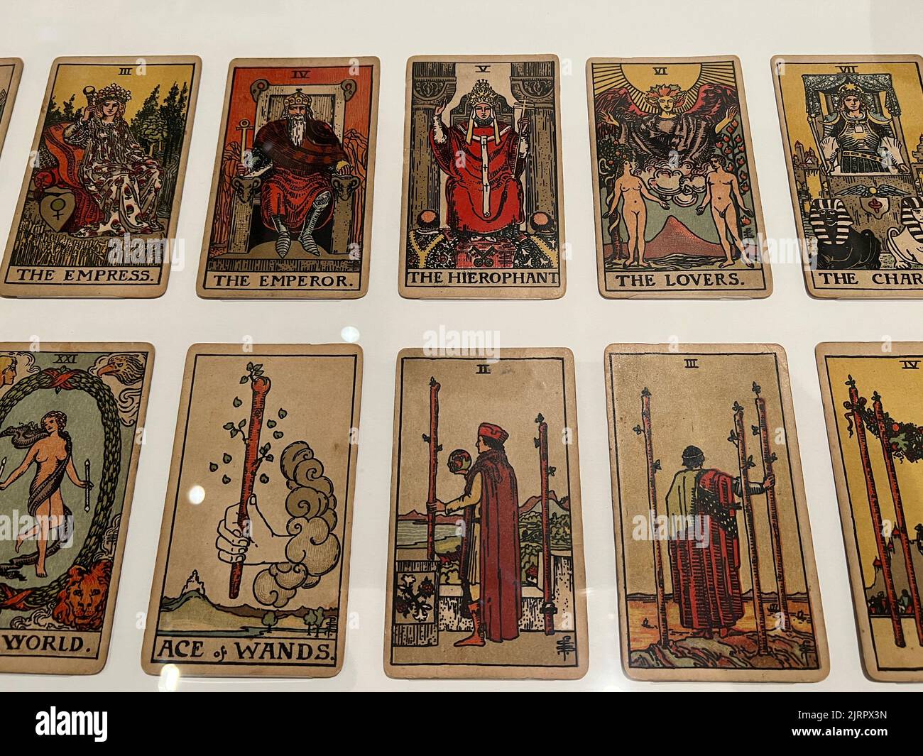 Rider-Waite-Smith Tarot Deck, 1909 (stampato c.. 1920-30) carte Tarocchi. Di Pamela Colman Smith. Nel 1909, Pamela Colman Smith fu incaricata di progettare un set di settantotto carte tarocchi da A. E. Waite, il leader del Rito indipendente e rettificato dell'Alba dorata, una società segreta e mistica alla quale Smith apparteneva. Foto Stock