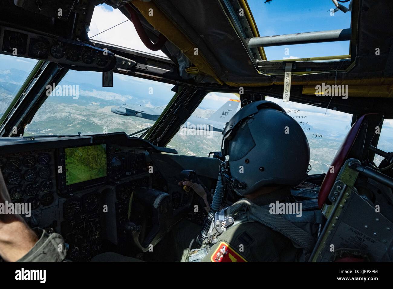 Una bomba Expeditionary 23rd Squadron B-52H Stratofortress vola lungo la costa della Croazia sul mare Adriatico durante una missione della Bomber Task Force il 22 agosto 2022. Questa missione BTF integrata con le forze aeree italiane e turche e un sorvolo in Piazza Skanderbeg, Tirana, Albania, dimostra l’impegno e la sicurezza degli Stati Uniti nei confronti degli alleati e dei partner della NATO situati nell’Europa sudorientale. (STATI UNITI Air Force foto di Senior Airman Michael A. Richmond) Foto Stock