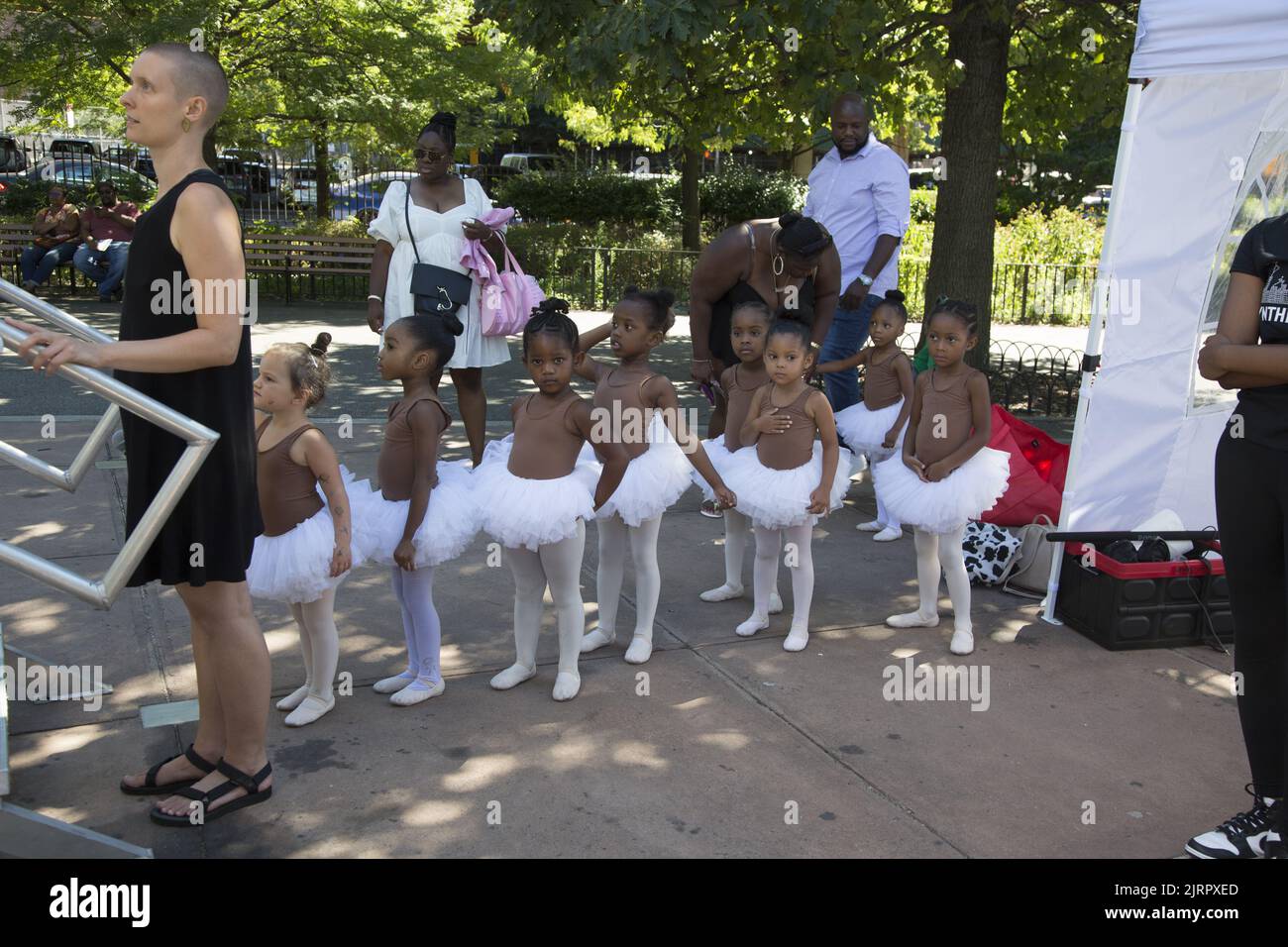 I ballerini della Cynthia King Dance School si esibiscono al festival Black VegFest di Brooklyn, New York. Foto Stock