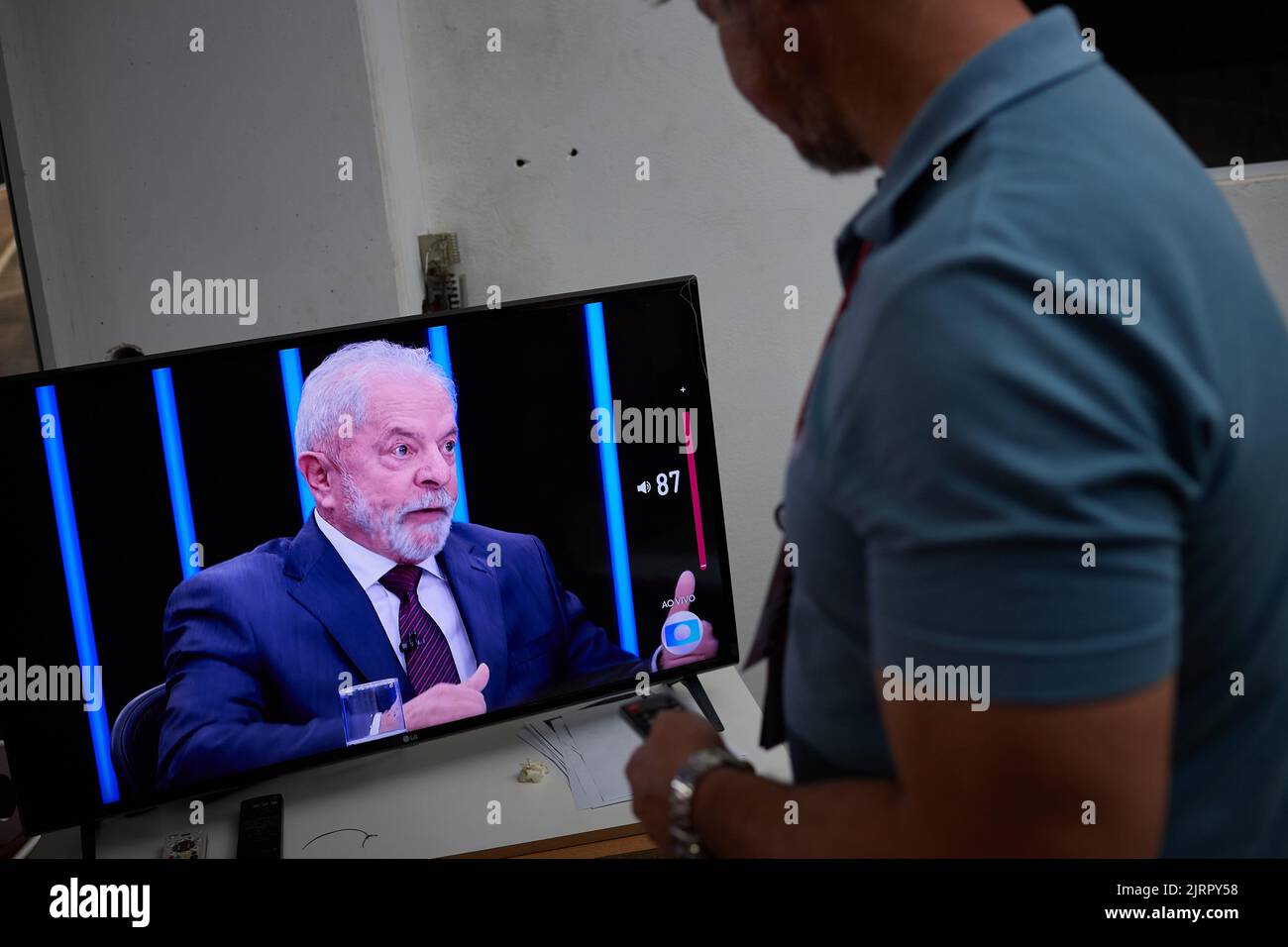 San Paolo, Brasile. 25th ago, 2022. Viewer guarda il candidato presidenziale brasiliano Luiz Inacio Lula da Silva durante un'intervista con la TV Globo's Jornal Nacional a Sao Paulo, Brasile, 25 agosto 2022. (Foto di Igor do vale/Sipa USA) Credit: Sipa USA/Alamy Live News Foto Stock