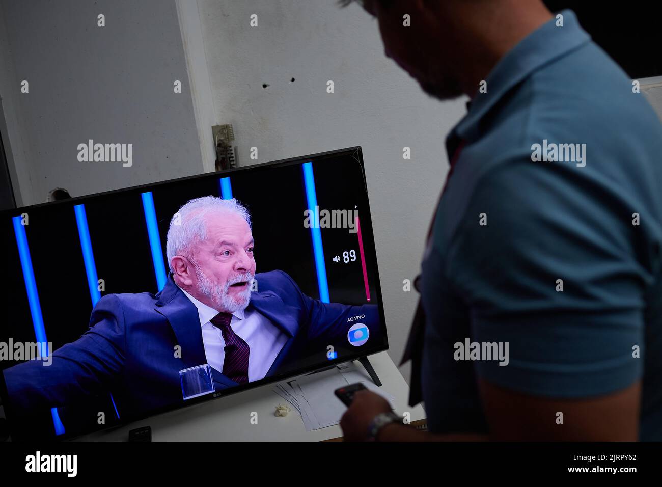 San Paolo, Brasile. 25th ago, 2022. Viewer guarda il candidato presidenziale brasiliano Luiz Inacio Lula da Silva durante un'intervista con la TV Globo's Jornal Nacional a Sao Paulo, Brasile, 25 agosto 2022. (Foto di Igor do vale/Sipa USA) Credit: Sipa USA/Alamy Live News Foto Stock