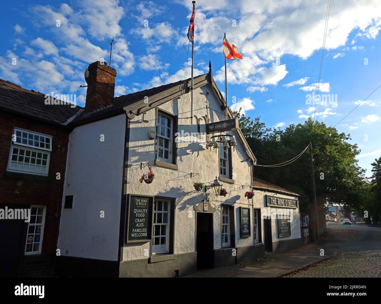 Ring of Bells pub Flying England & Union Flags, 131 Church Street, Warrington, Cheshire, Inghilterra, REGNO UNITO, WA1 2TL Foto Stock