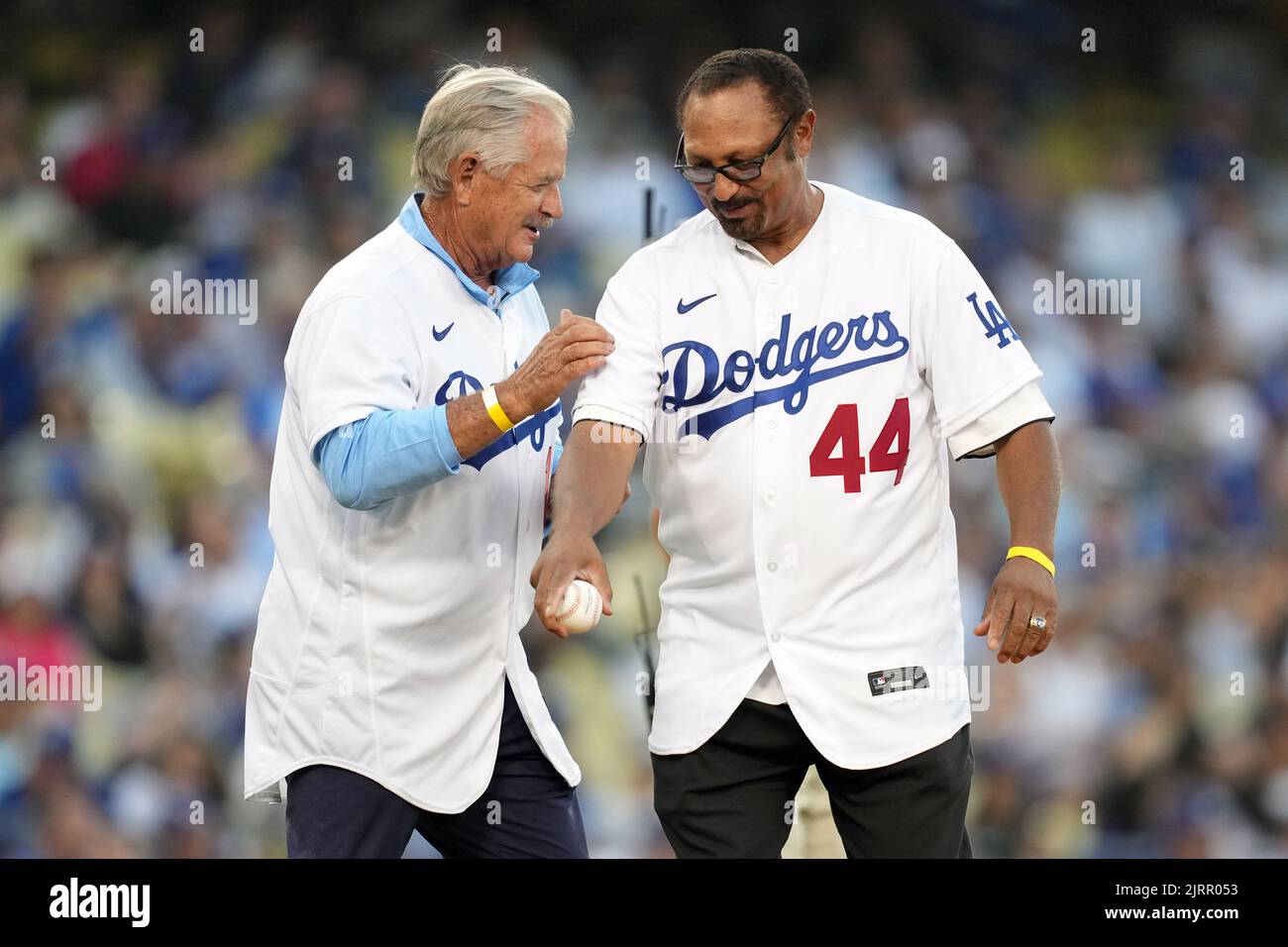 Rick Dempsey (a sinistra) e Ken Landreaux si preparano a lanciare il primo lancio cerimoniale durante una partita della MLB tra i Los Angeles Dodgers e i Milwaukee Brewers Tuesday, 23 agosto 2022, a Los Angeles. Foto Stock