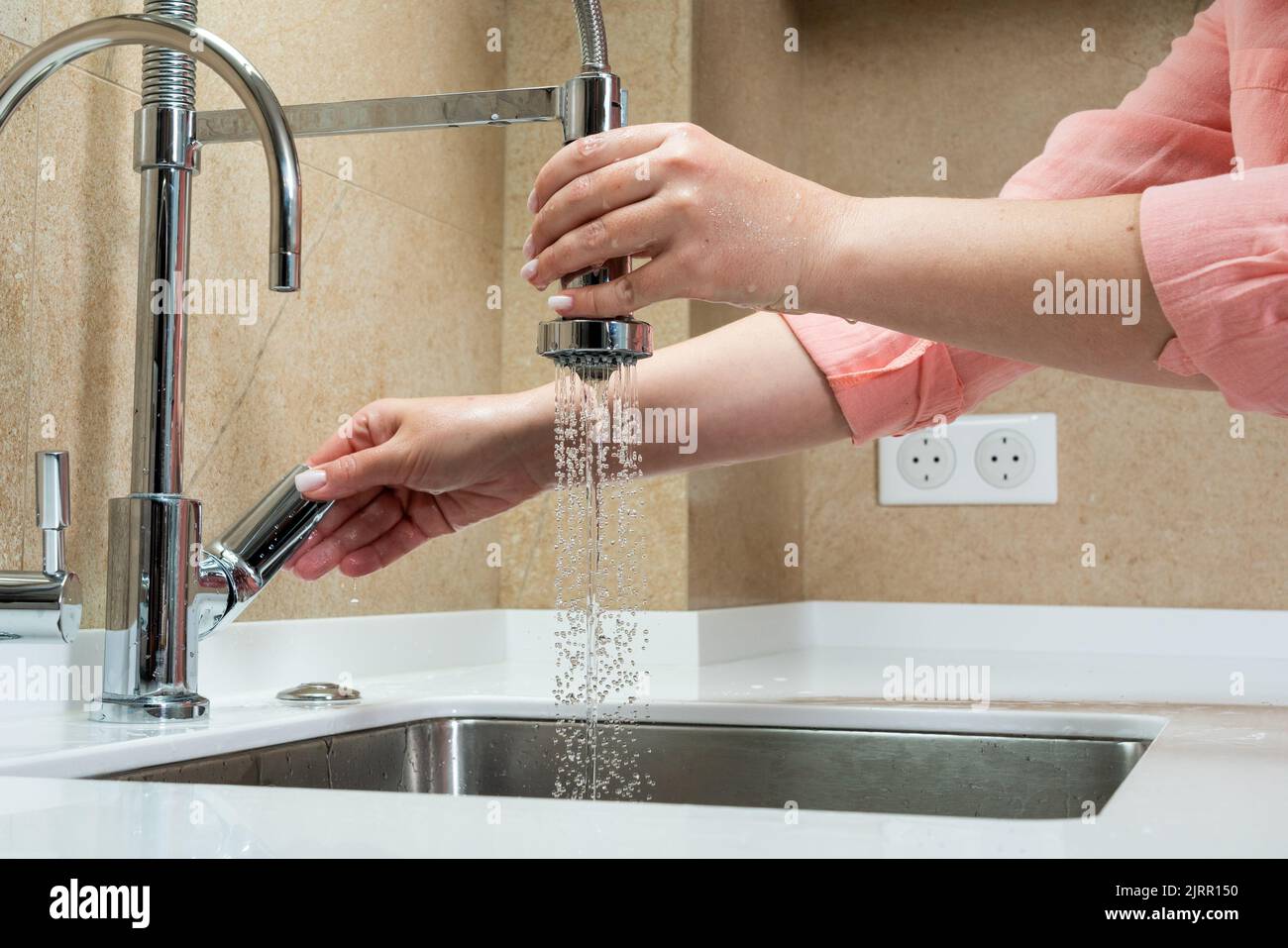 Spegnere l'acqua corrente in cucina per conservare le risorse naturali Foto Stock