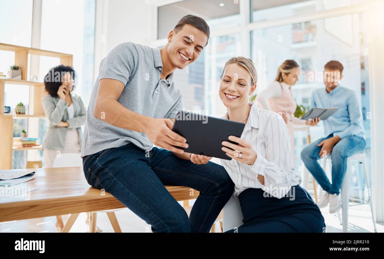 Dipendenti, tablet digitali e team di riunione in un ufficio informale della forza lavoro aziendale. Collaborazione, diversità e guida amichevole nel business Foto Stock