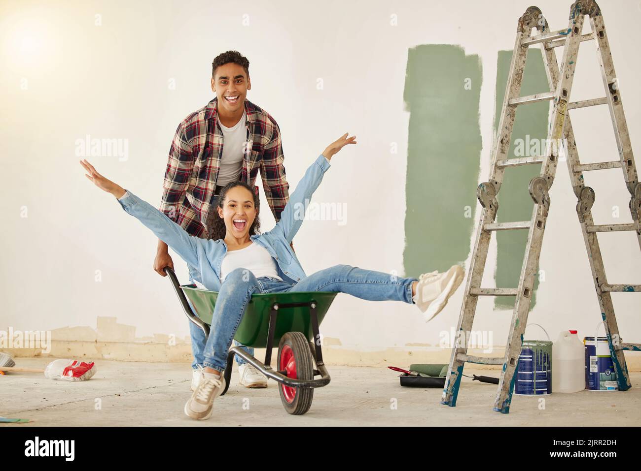 Lavoro di squadra, la pittura di interior design e la coppia che lavorano insieme in casa di proprietà immobiliare, edificio o nuova casa. Uomo creativo e donna pittore Foto Stock