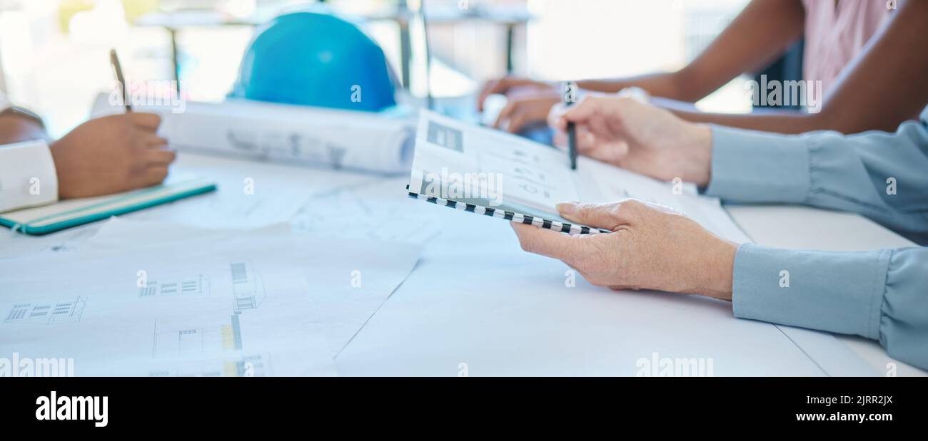 Incontri di lavoro, pianificazione e stage di architettura o ingegneria con lavoro di squadra e collaborazione. Primo piano, mani e idee con progetti per Foto Stock