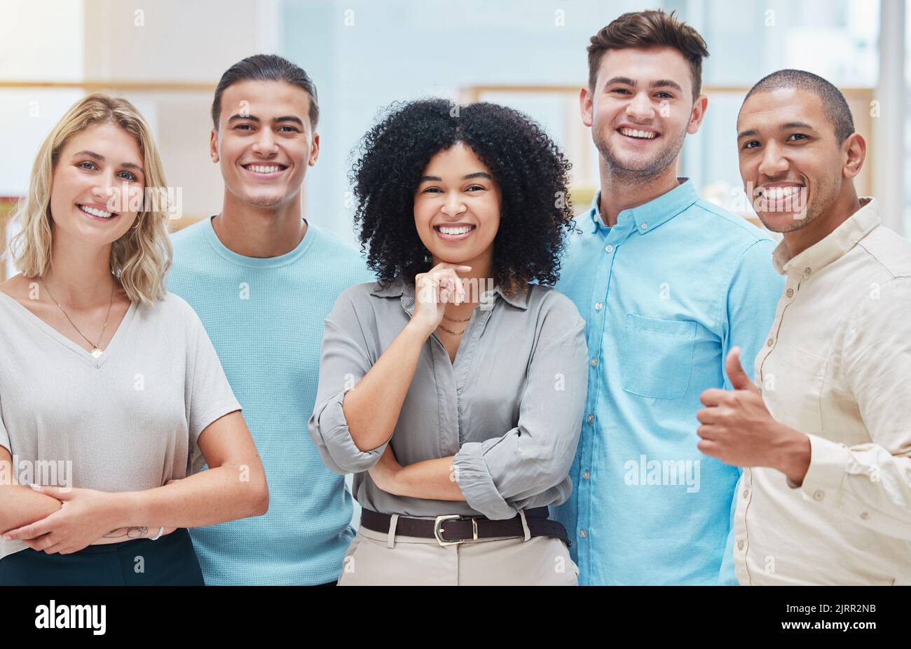 Il team aziendale creativo sorride in un'azienda di design o in un ufficio di agenzia globale in un'unità, diversità e solidarietà. Felice gruppo di uomini d'affari, designer Foto Stock