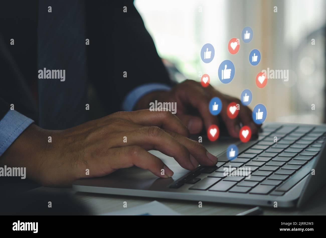 Social media business concetto e marketing online tecnologia rete digitale Internet icona come e amore connessione sul computer portatile con business m Foto Stock