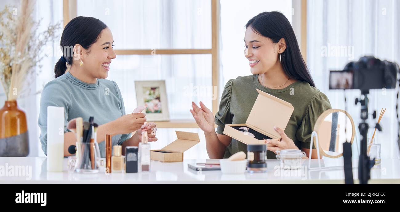 Beauty Influencer, blog di revisione del trucco e amici creatori di contenuti sui social media, ambasciatore del marchio e persone felici. Streaming live delle giovani donne Foto Stock