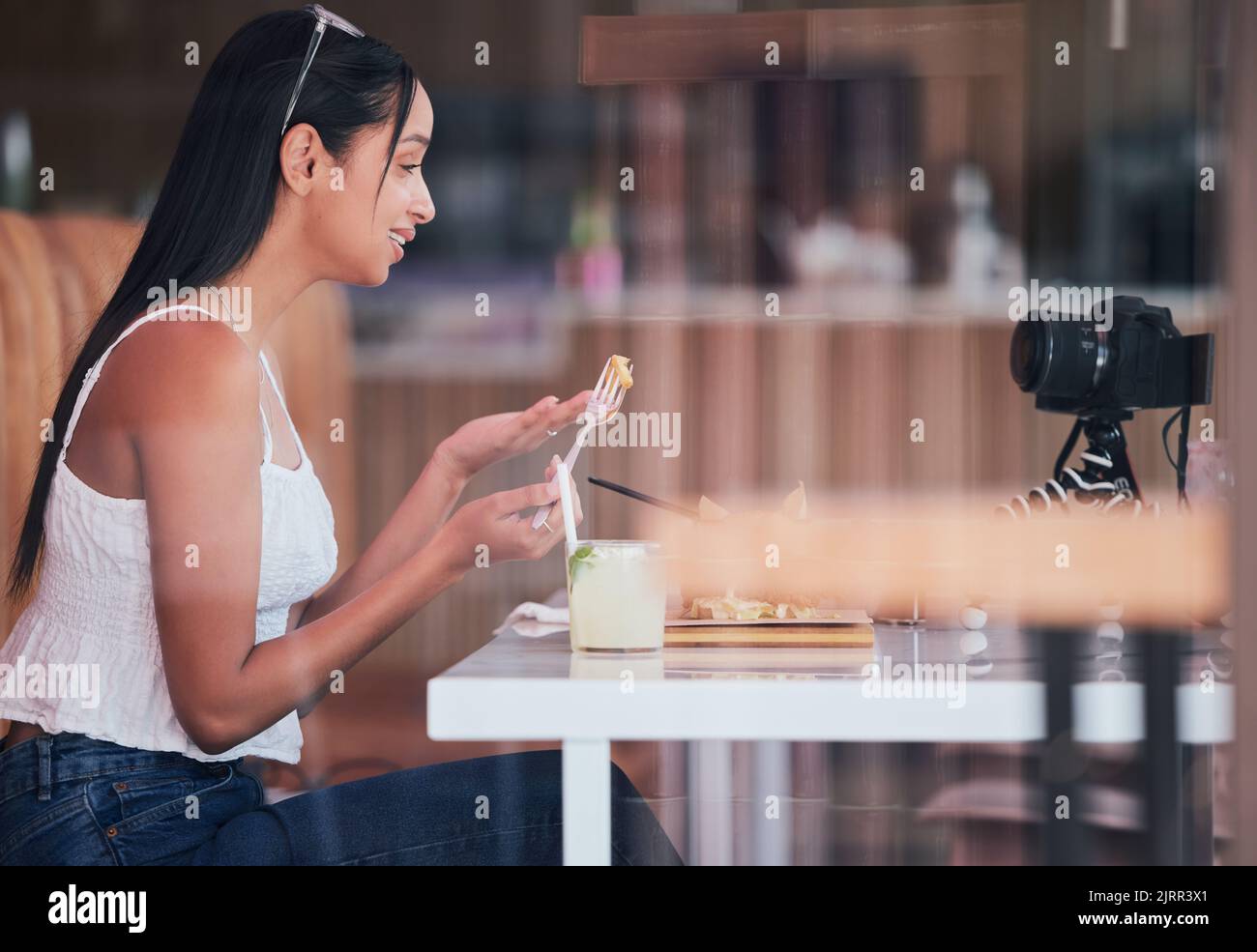 Streaming di telecamere, influenzatore del cibo e revisione dei pasti sui social media sul blog di marketing per i creatori di contenuti. Comunicazione, blogger felice e creativo, donna o. Foto Stock