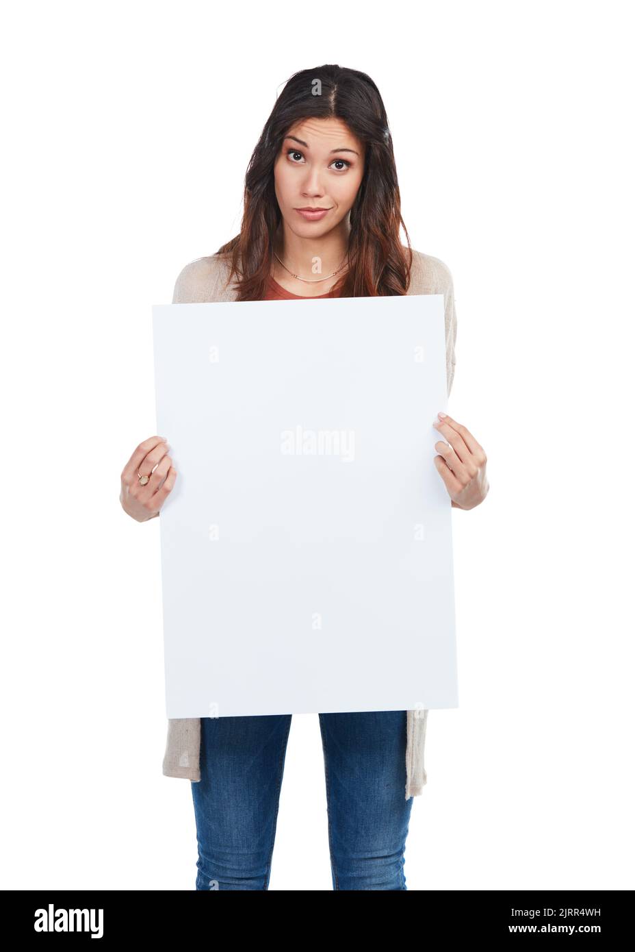 Lo spazio vuoto è noioso - metta il vostro marchio qui. Ritratto di una giovane donna sicura che tiene un segno bianco in studio. Foto Stock