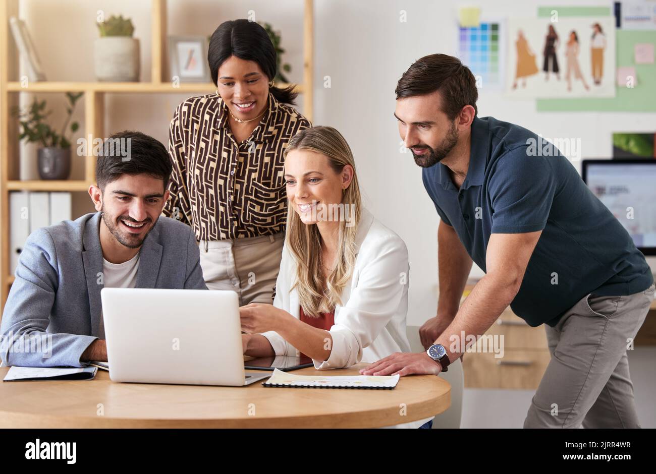 Vendite, strategia e business people in una riunione sul marketing digitale, visione e idea pubblicitaria sul notebook. Lavoro di squadra, collaborazione e. Foto Stock