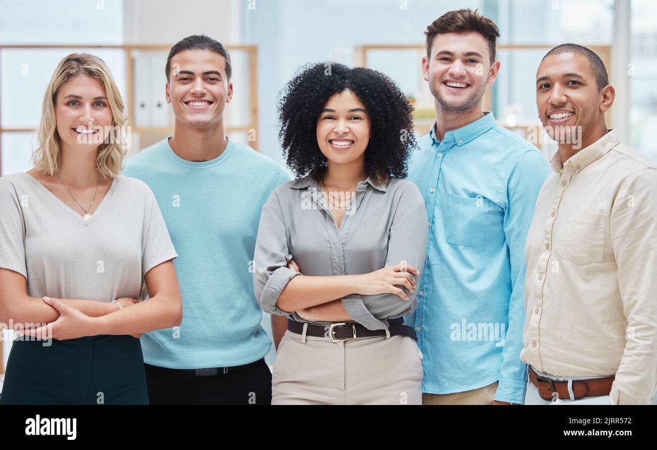 Il team di successo delle persone creative del business sorridono insieme in azienda o in ufficio di agenzia in solidarietà, diversità e unità. Buon startup persone, design Foto Stock
