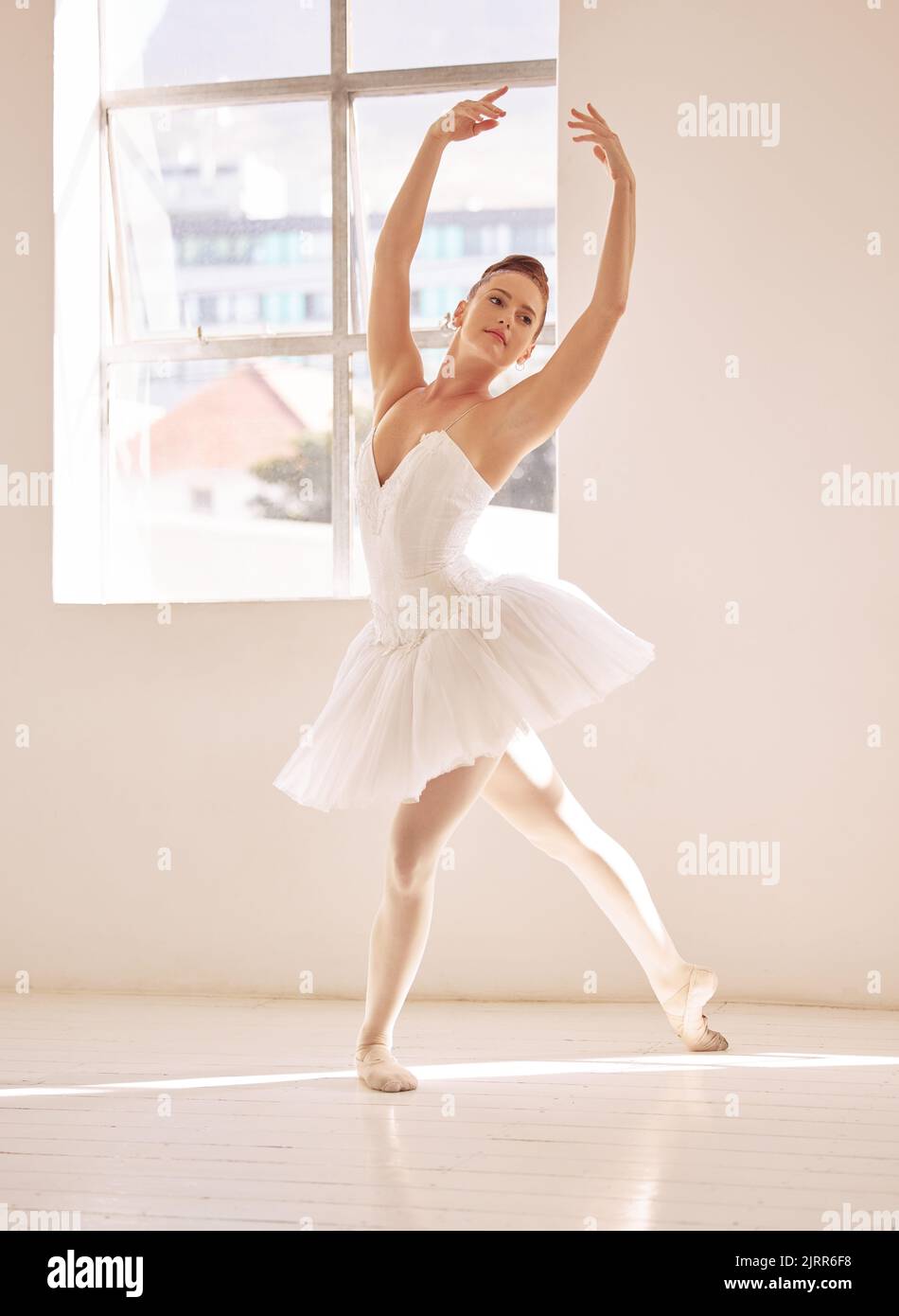 Danza, balletto e studio con una donna ballerina allenarsi, praticare o ballare per uno spettacolo, recital o prove. Artistico, di esecuzione o di tecnica Foto Stock