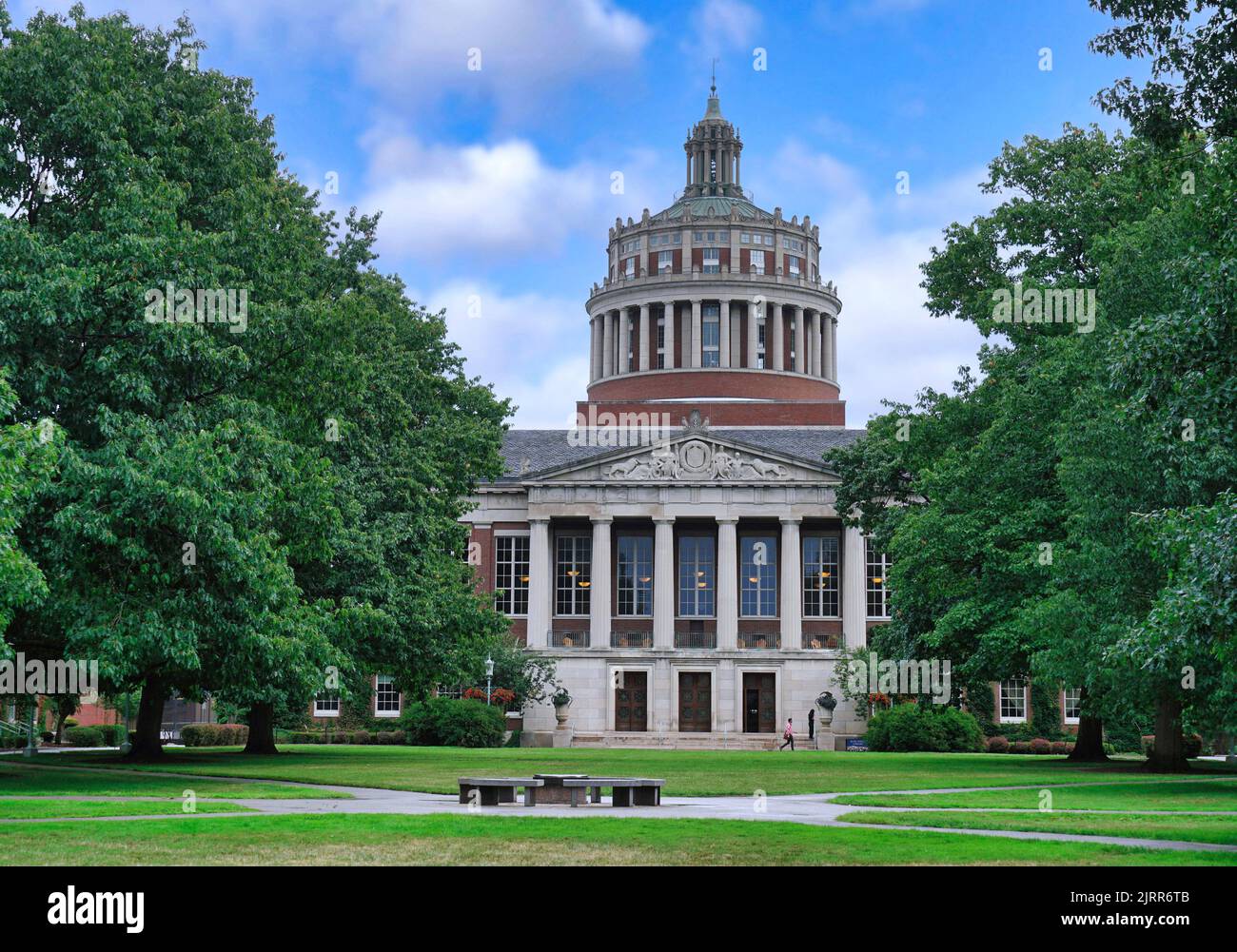 Rochester, New York state - il campus dell'Università di Rochester, con la Rush Rhees Library alla fine di un quadrilatero alberato Foto Stock