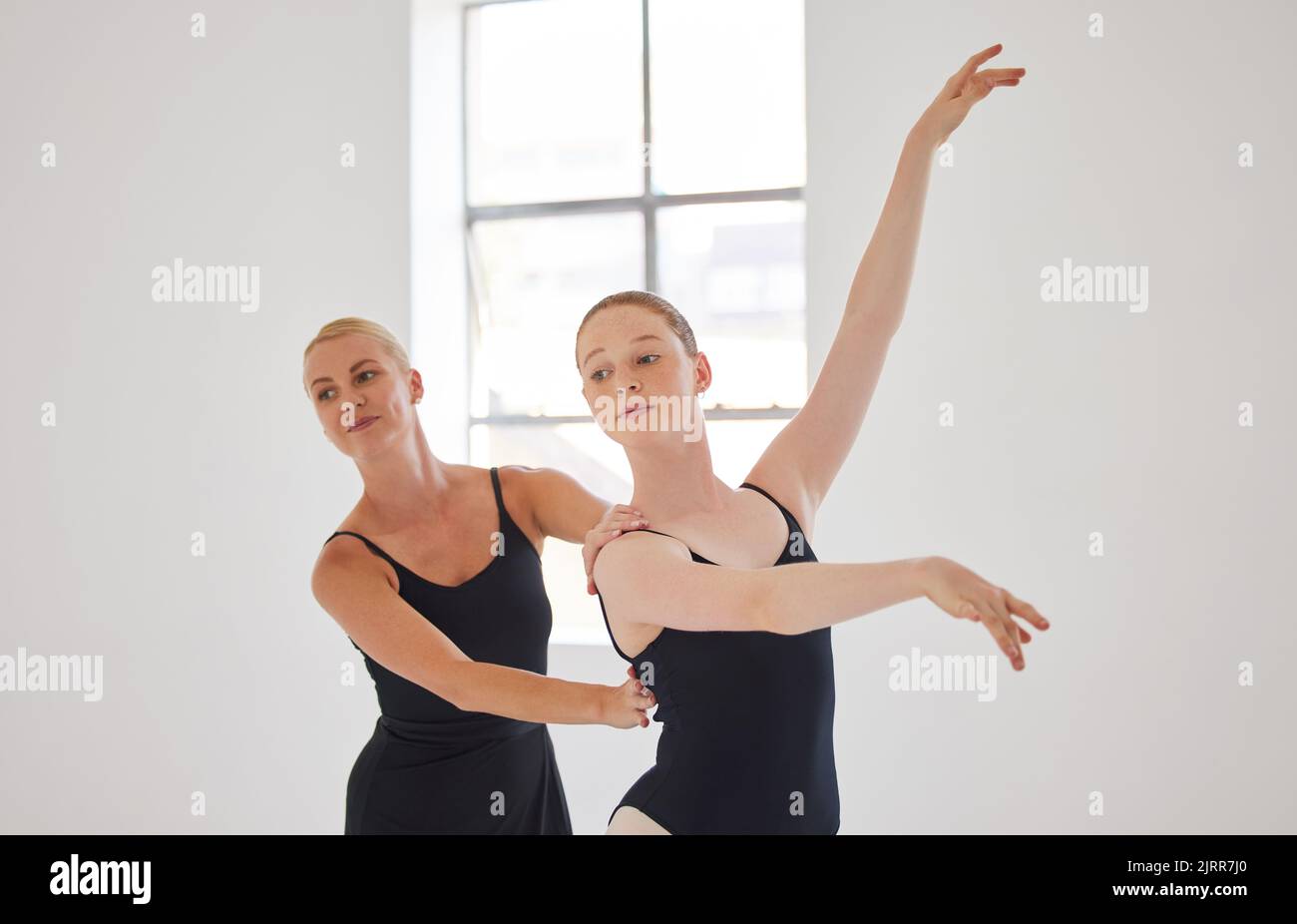 Insegnante di danza, balletto e balletto creativo con postura di ballerina in uno studio moderno. Istruttore e calzata donna, elegante e flessibile ballerino formazione Foto Stock