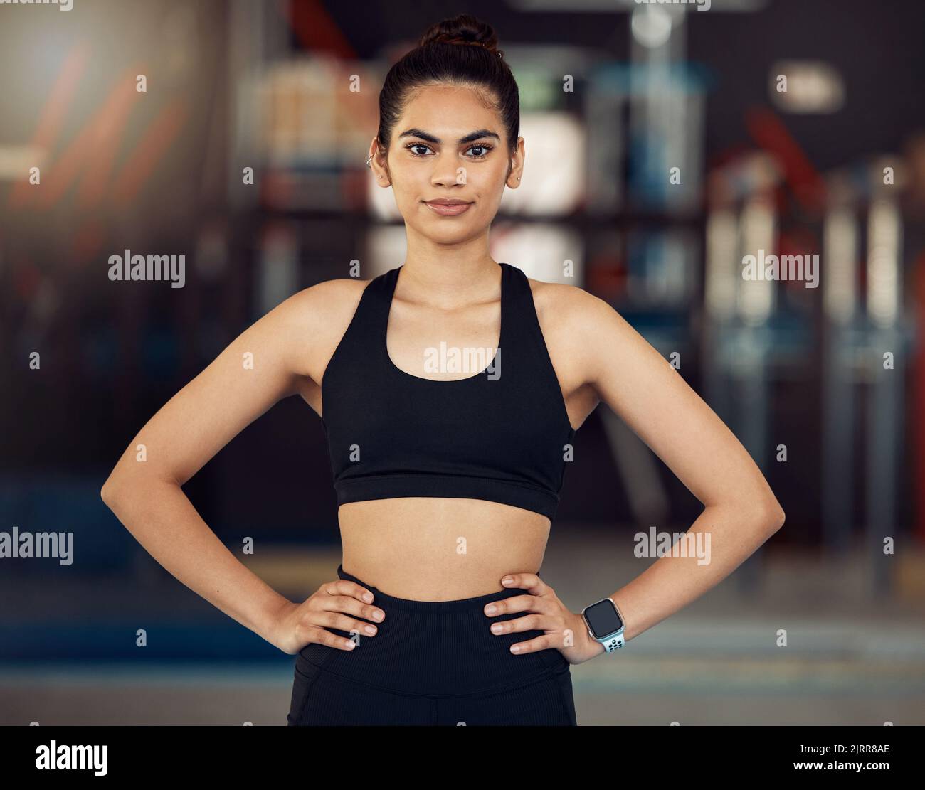 Fitness, motivazione e donna sana con l'obiettivo di benessere per l'allenamento, l'esercizio fisico e l'allenamento in palestra sportiva. Ritratto di personal trainer, allenatore e. Foto Stock