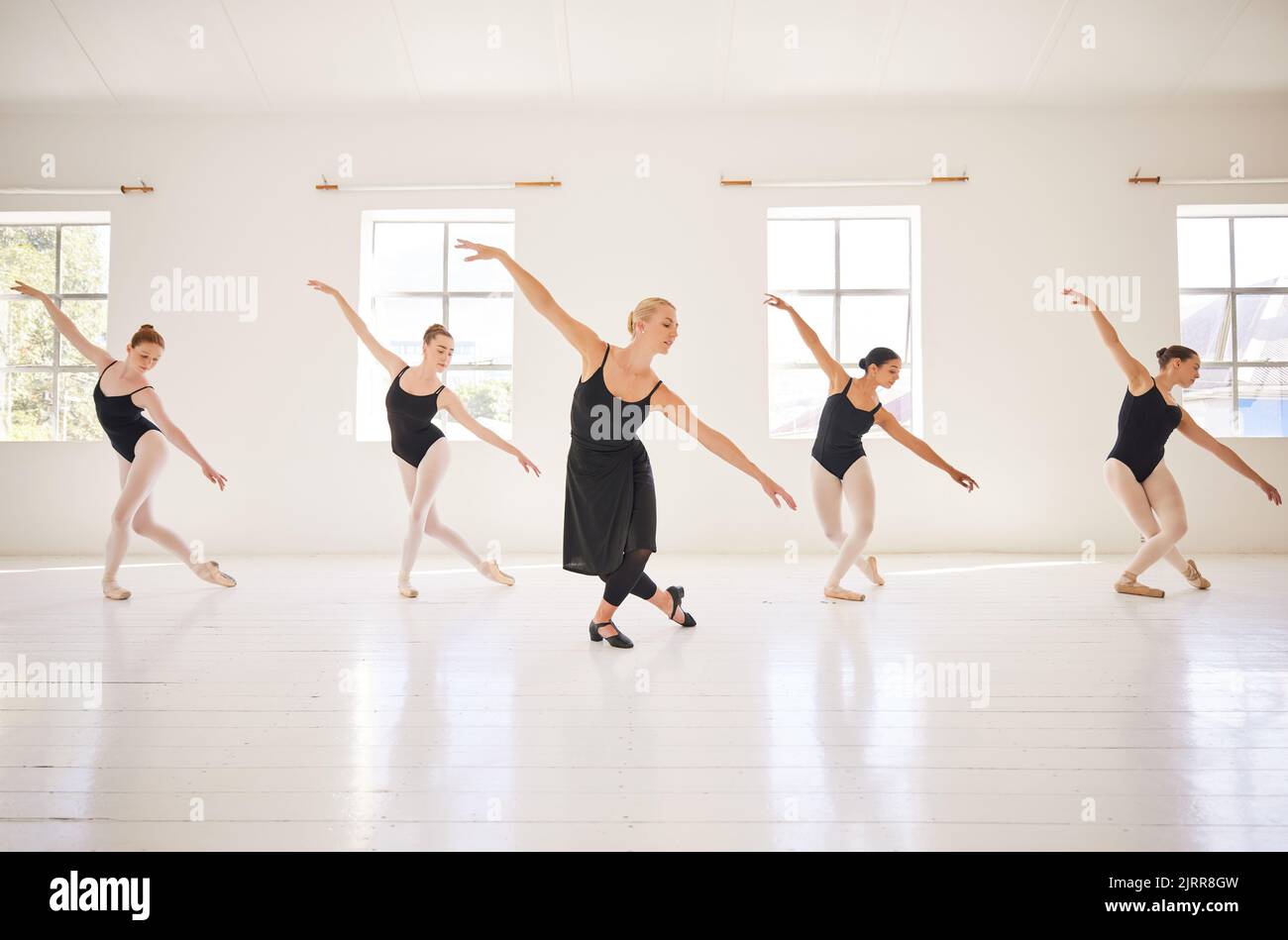 Balletto, studenti di danza e insegnante in classe per pratica, formazione e performance in studio. Ballerini d'arte classica in movimento con equilibrio, grazia e. Foto Stock