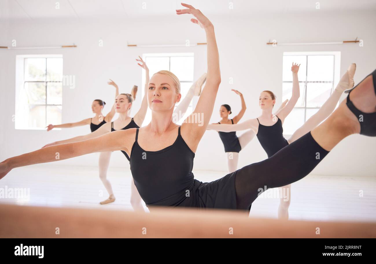 Balletto, fitness e formazione creativa studenti per la postura e la flessibilità in uno studio moderno. Ballerine classiche femminili che praticano il teatro. Arte Foto Stock