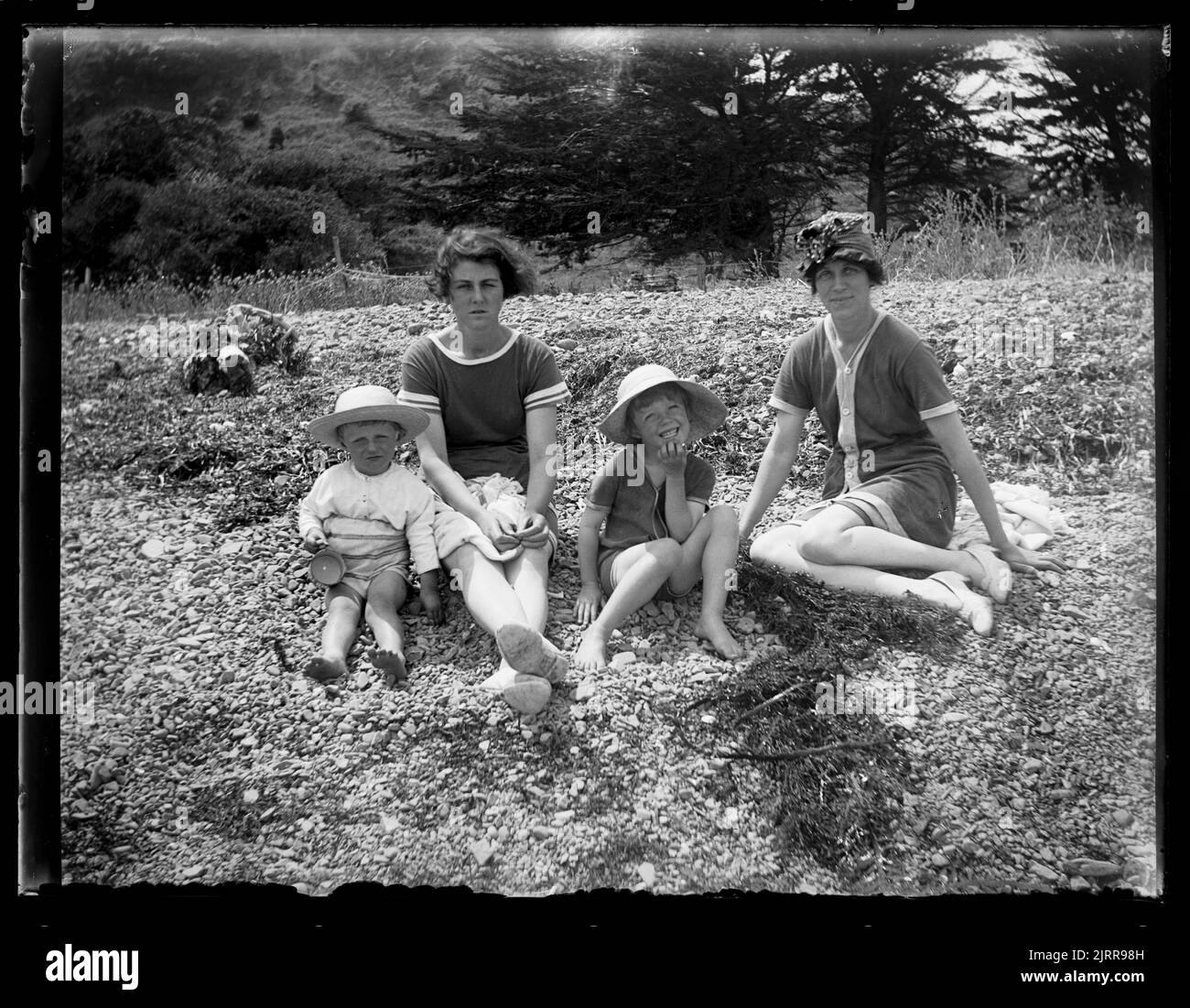 Godendo il sole, 06 Febbraio 1921, Wellington, di Leslie Adkin. Dono della tenuta di famiglia G. L. Adkin, 1964. Foto Stock