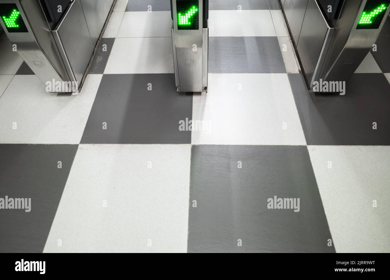 Cancello d'ingresso con freccia verde direzione segno sulla stazione della metropolitana Foto Stock