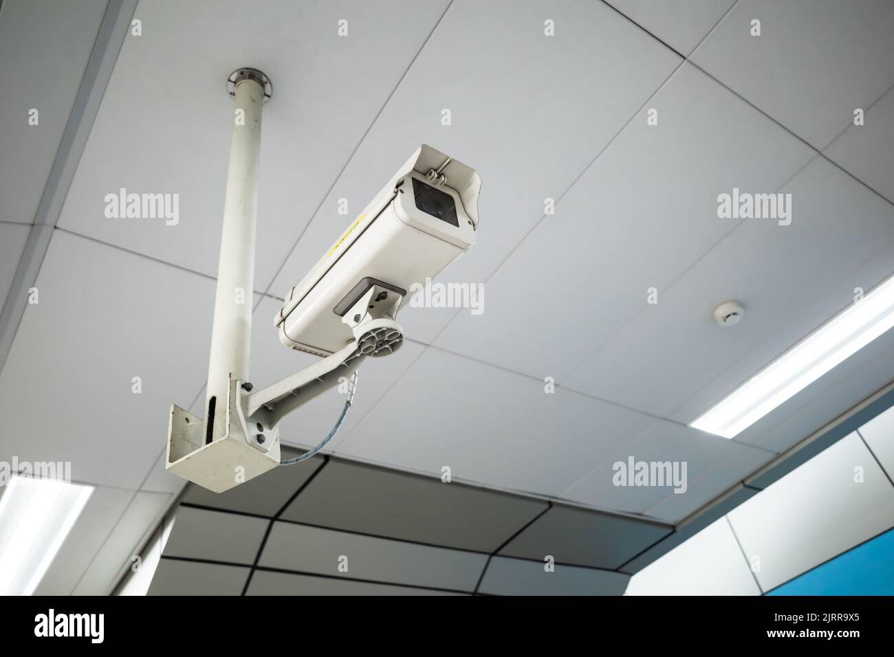 Telecamera CCTV posta sul soffitto di una stazione della metropolitana Foto Stock