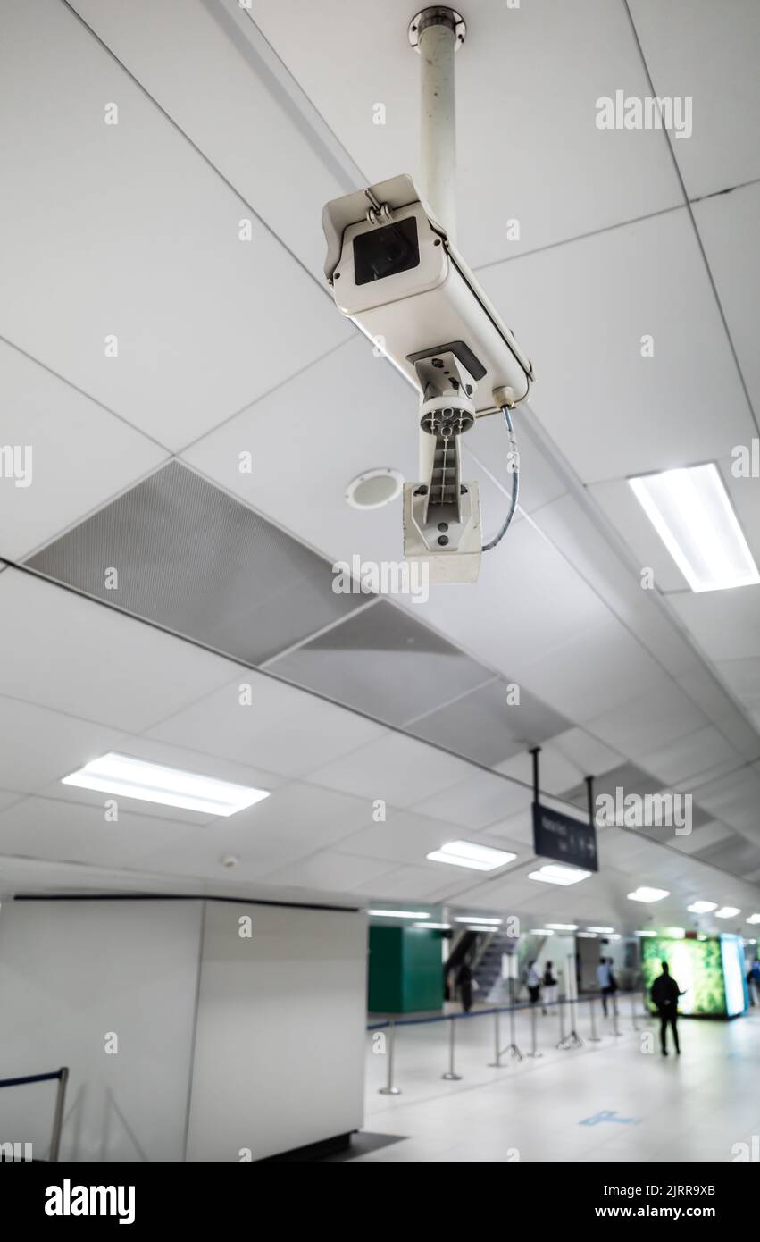 Telecamera CCTV posta in alto sul soffitto di una stazione della metropolitana della città Foto Stock