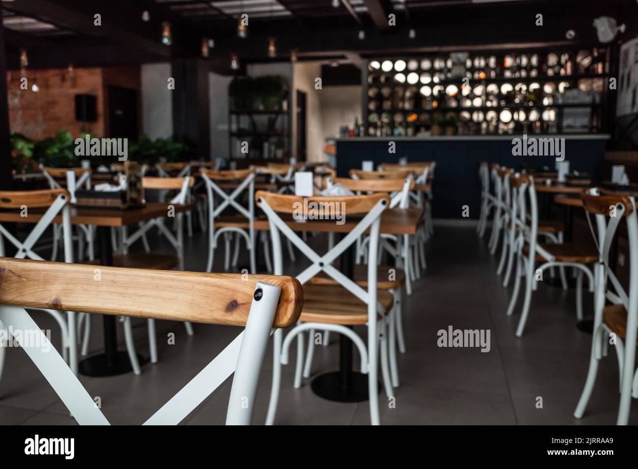 Sedie e tavoli allestiti in un caffè vuoto. Sedie e tavoli al coperto allestiti in un caffè vuoto al mattino Foto Stock