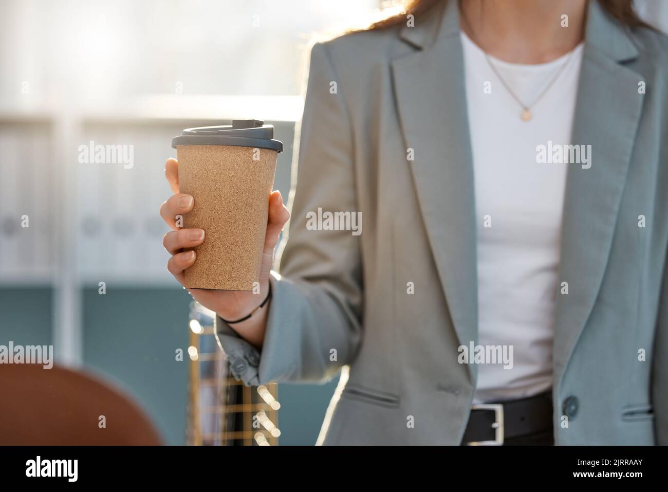 Caffè, lavoro e pausa lavoro per una donna pedonale a pranzo, colazione o pausa tè in città, in città o in centro. Zoom sulla tazza da asporto per Foto Stock