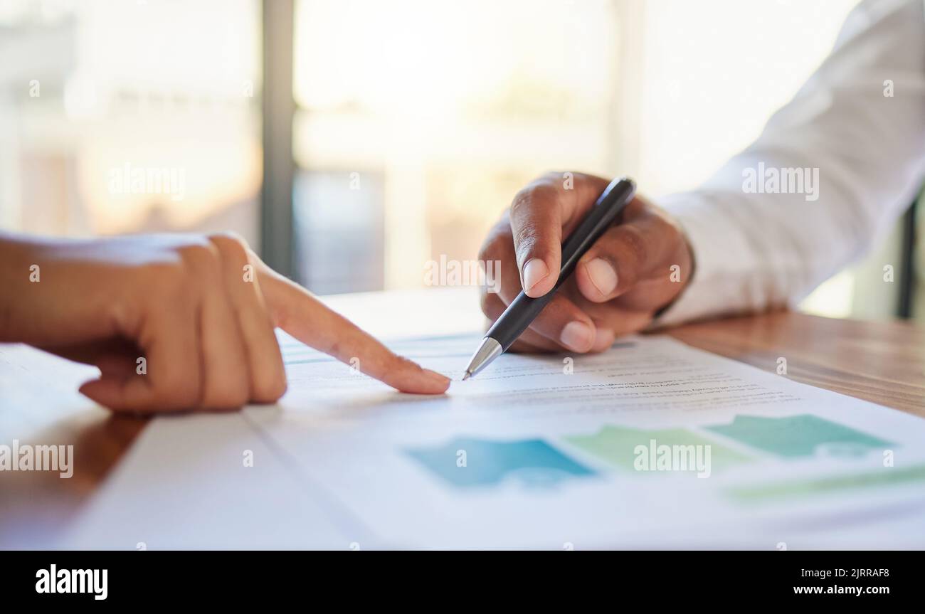 Marketing, dati e consulenza con le persone d'affari in riunione sulla crescita finanziaria su stock di investimento dell'azienda. Amministrazione, aziendale Foto Stock