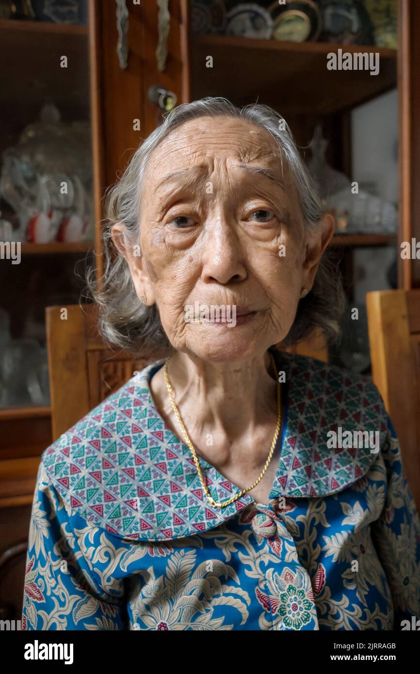 Ritratto di sana 85 anni sudest asiatico anziana donna Foto Stock