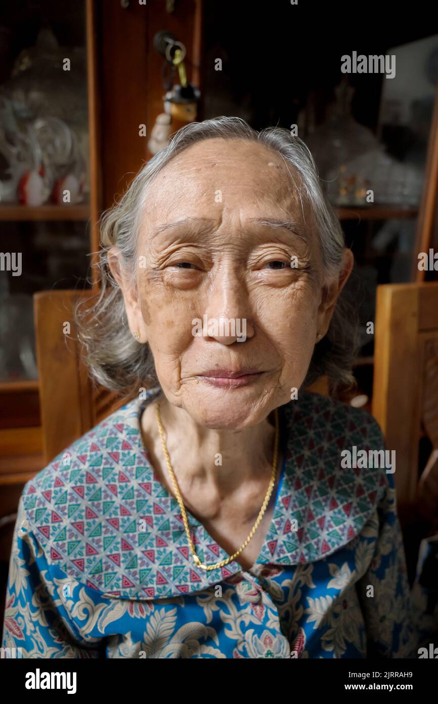 Ritratto di felice e sana donna anziana del sud-est asiatico nel suo 80s Foto Stock