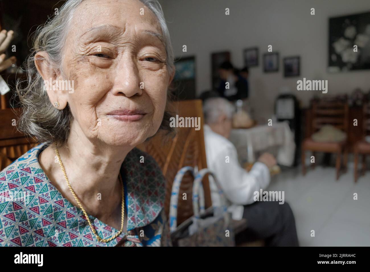 Ritratto di felice e sana sudest asiatico anziana donna nel suo 80s Foto Stock