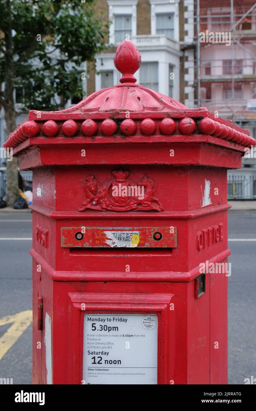 Londra, Regno Unito, 25th agosto 2022. Una casella postale è sigillata come negozi e case sono saliti davanti al Notting Hill Carnival questo fine settimana di festa in banca. L’evento annuale, che si ripresenta dopo un’assenza di Covid, dovrebbe attirare due milioni di festaioli domenica e lunedì. Credit: Undicesima ora di Fotografia/Alamy Live News Foto Stock