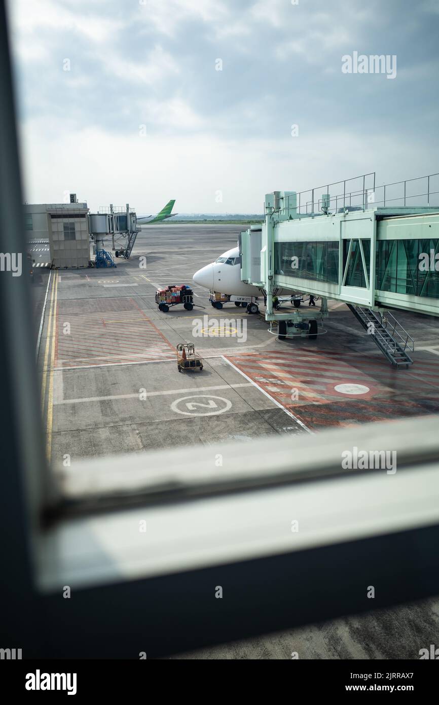 Terminal dell'aeroporto. Carico passeggeri trasportato al molo degli aerei Foto Stock