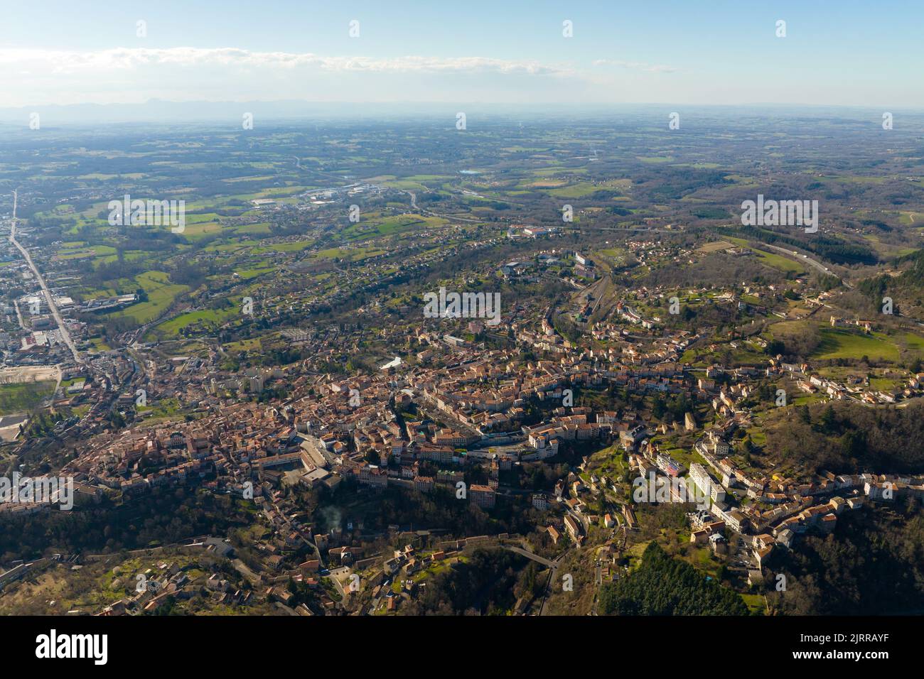 Veduta aerea del centro storico denso della città di Thiers nel dipartimento di Puy-de-Dome, regione Auvergne-Rhone-Alpes in Francia. Tetti di vecchi edifici e. Foto Stock