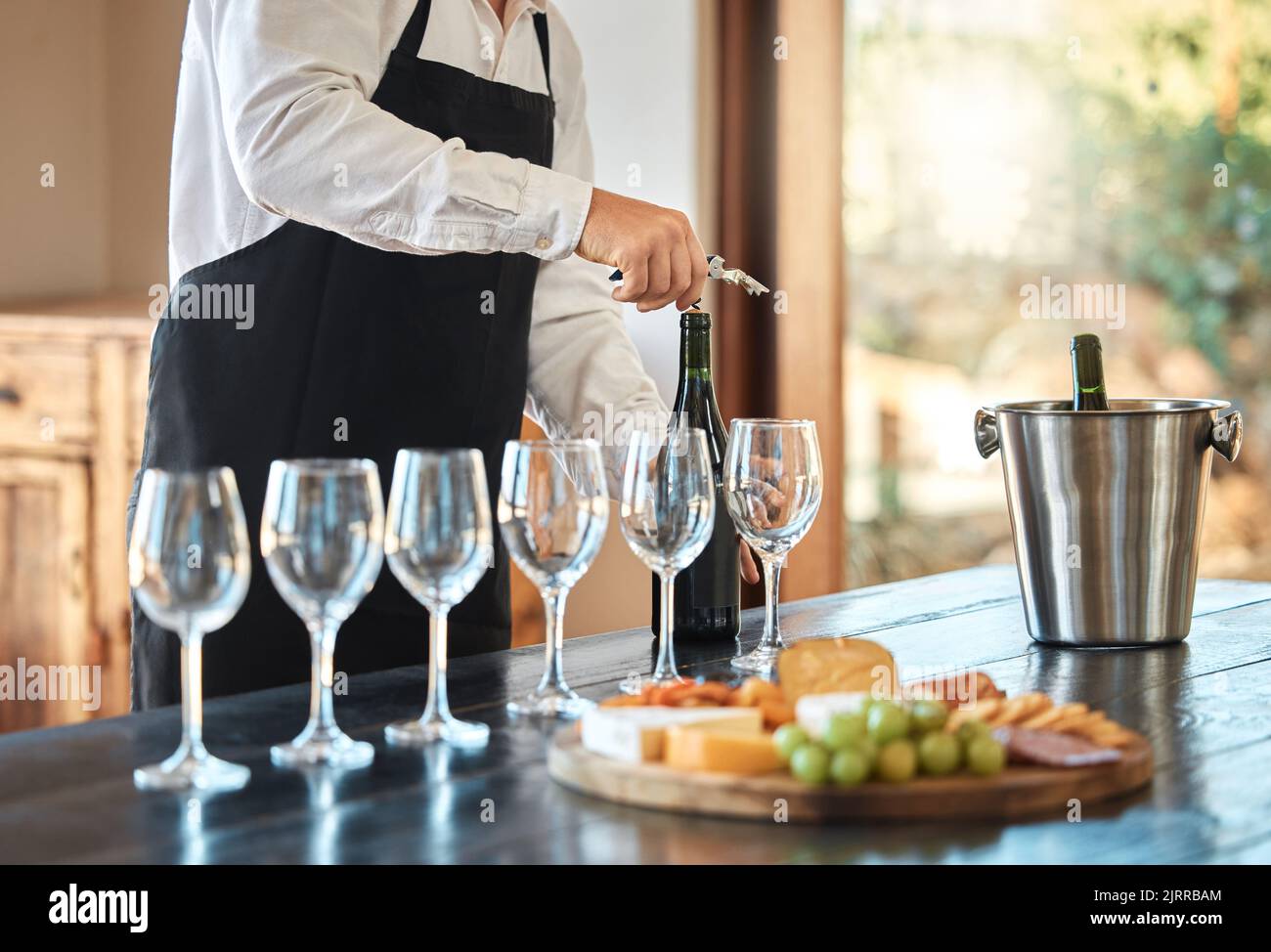 Degustazione di formaggi e vini, servizio camerieri e ristorante in fattoria. Un'idea di data di lusso, un'esperienza culinaria raffinata e bicchieri di alcool sul buffet di cibo con uva da tavola Foto Stock