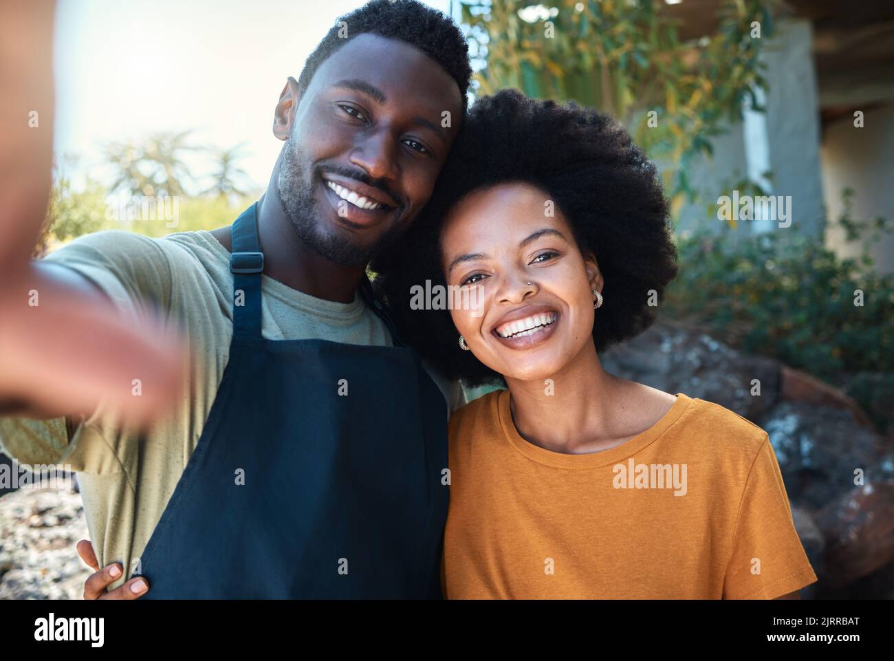 Ritratto, coppia nera e amore e selfie mobile o auto fotografia in natura per celebrare la loro luna di miele. Felice, uomo e donna che scattano le foto per Foto Stock