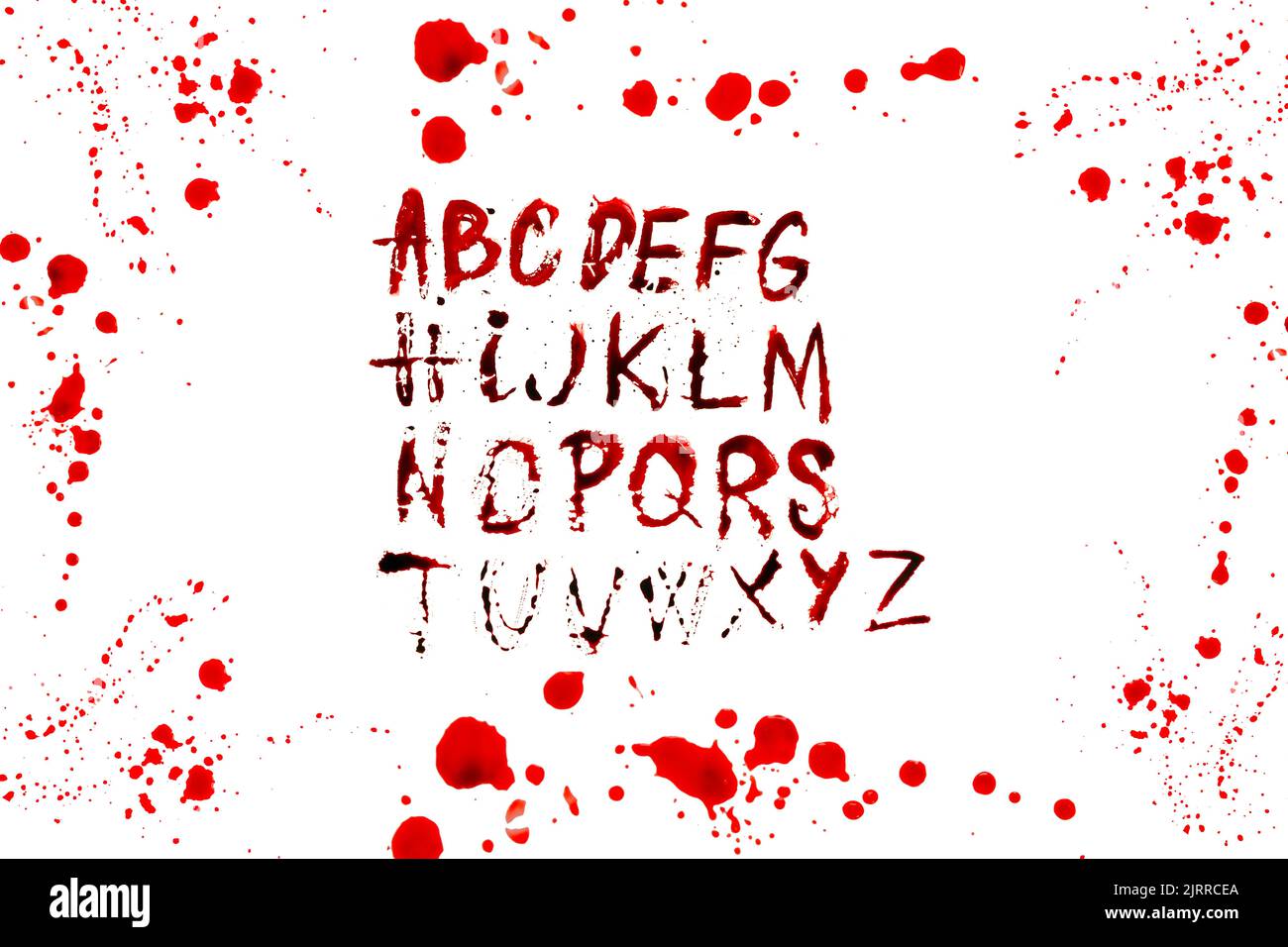 Alfabeto sanguinoso. Alfabeto criminale. Lettere abs con striature e macchie di sangue in sanguinoso spargimento frame.Halloween alfabeto. Lettere sangue. Orrore e crimine Foto Stock