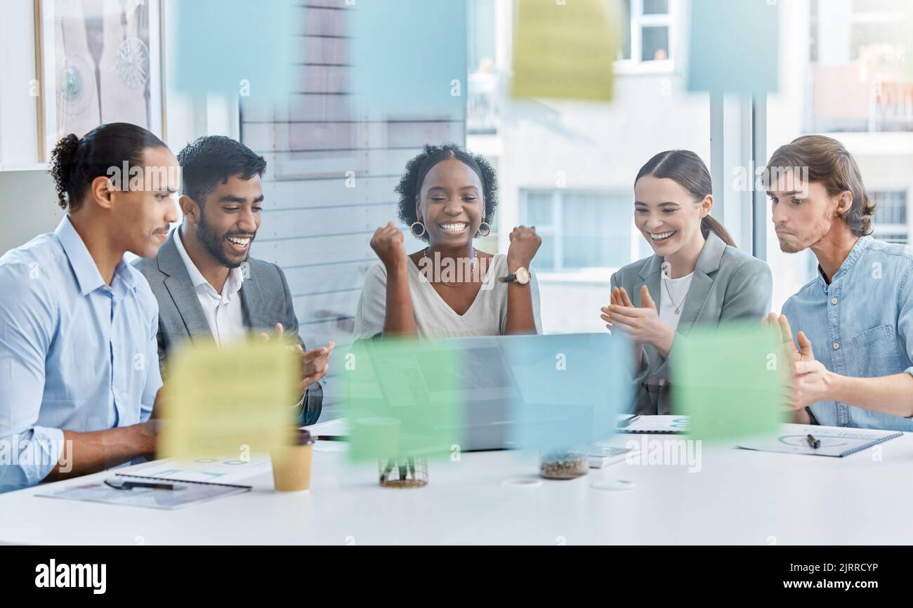 Successo, collaborazione o celebrazione con un team in una riunione virtuale o videochiamata per discutere la visione e la missione per la loro azienda. Strategia Foto Stock