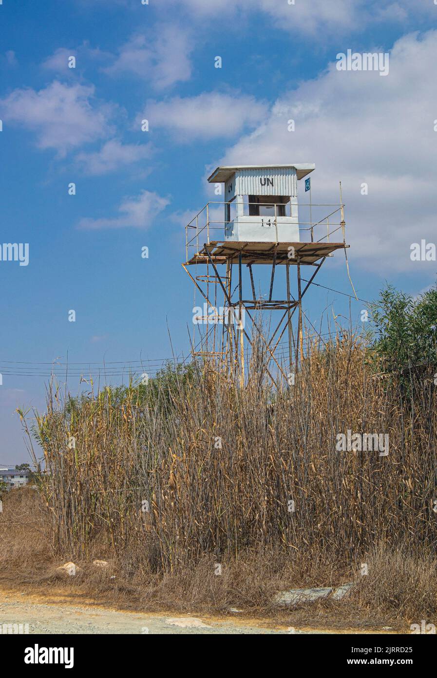 Varosha, Cipro - 23 agosto 2022 - la torre di guardia 144 della zona cuscinetto delle Nazioni Unite (linea Verde) a Famagosta Cipro è una zona demilitarizzata. Foto Stock