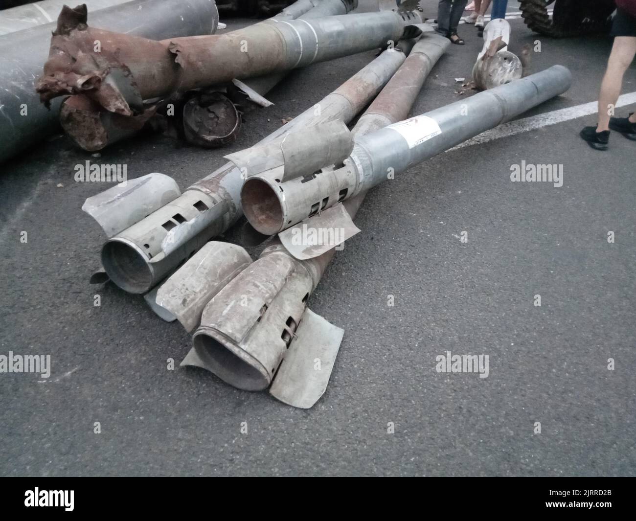 Distrutta mostra di veicoli militari in via Khreschatyk il 24 agosto 2022 durante la Giornata dell'Indipendenza a Kiev, Ucraina. I visitatori hanno rivisto le moderne auto blindate russe rotte e bruciate, carri armati, ecc. Foto Stock