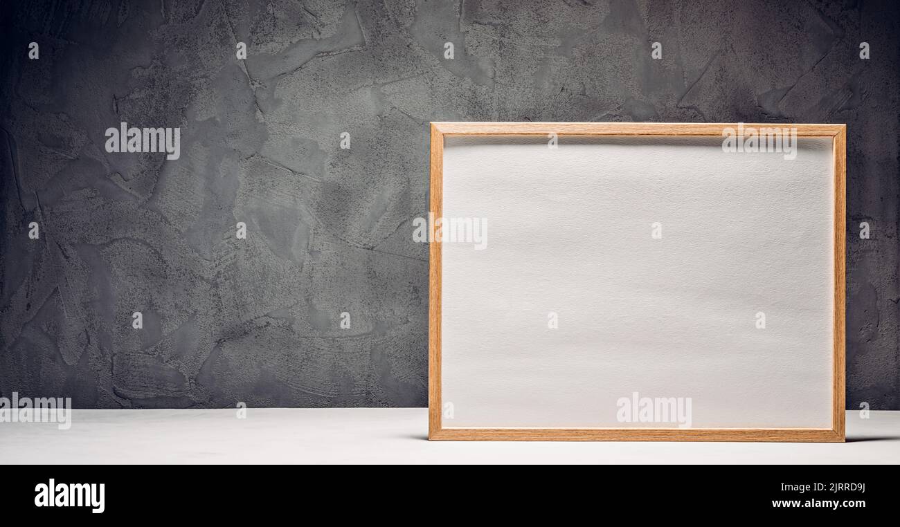 Modello con una cornice su uno sfondo concreto Foto Stock
