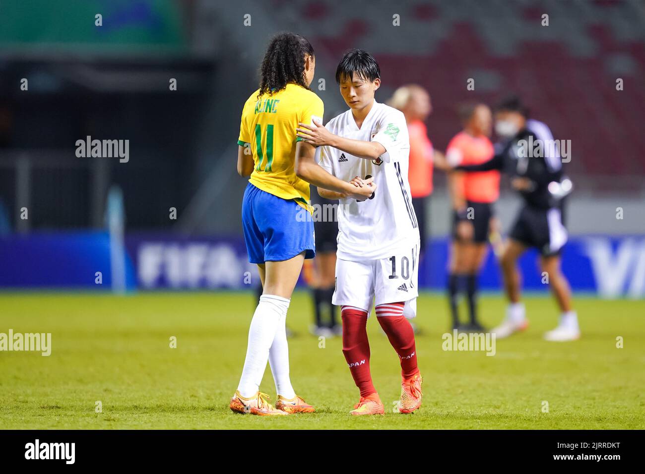 San Jose, Costa Rica. 25th ago, 2022. San Jose, Costa Rica, 25th 2022 agosto: Aoba Fujino (10 Giappone) comfort Aline (11 Brasile) dopo la loro perdita durante la FIFA U20 Womens World Cup Costa Rica 2022 partita di calcio semifinale tra il Brasile e il Giappone a Estadio Nacional a San Jose, Costa Rica. (Daniela Porcelli/SPP) Credit: SPP Sport Press Photo. /Alamy Live News Foto Stock