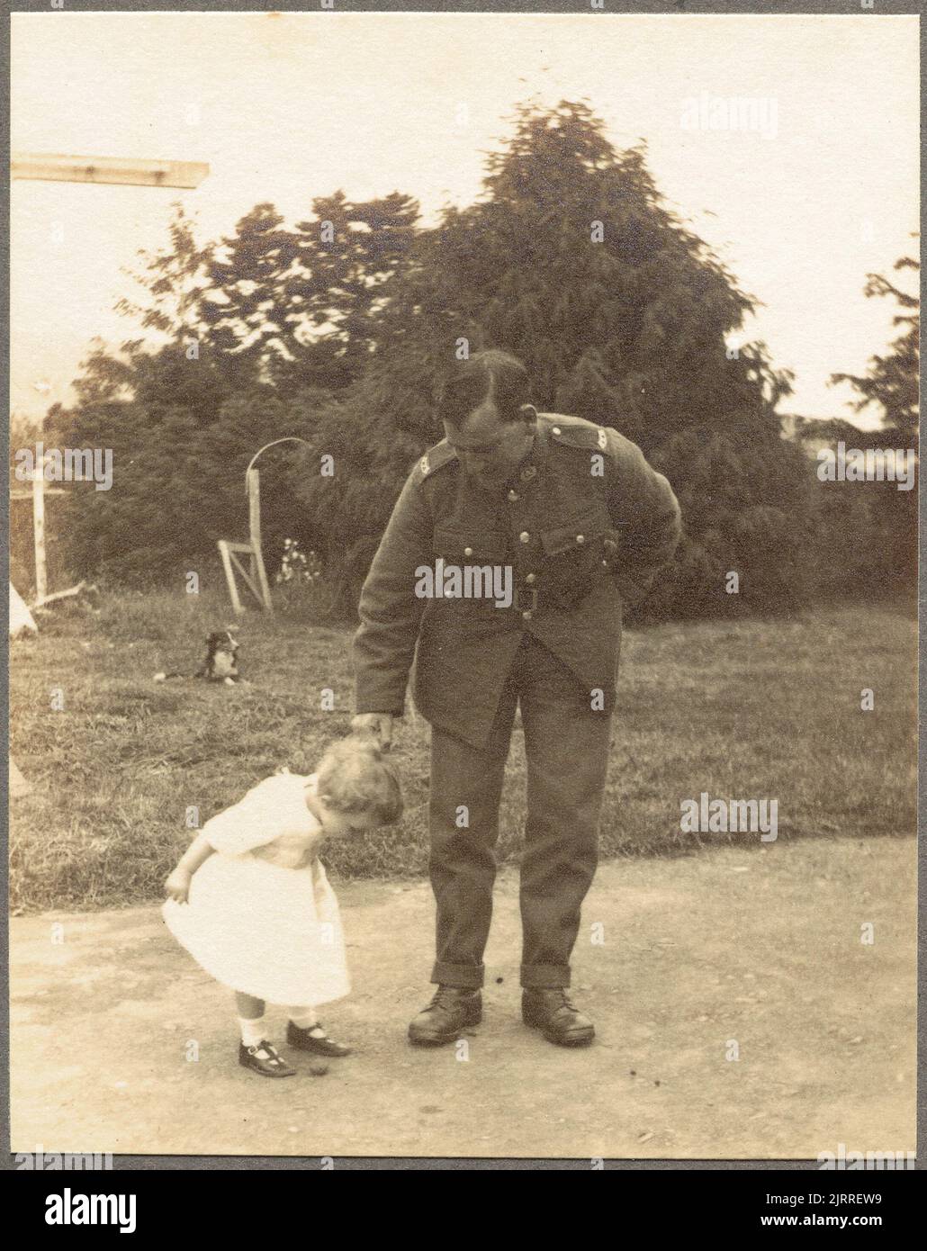 "Giocare a calcio con lo zio George": "Natale 1918 a Cheslyn Rise". Dall'album: Family Photograph album; 1917 - 1920; Adkin, Leslie, 25 dicembre 1918, Levin, di Leslie Adkin. Regalo della famiglia Adkin, 1997. Foto Stock